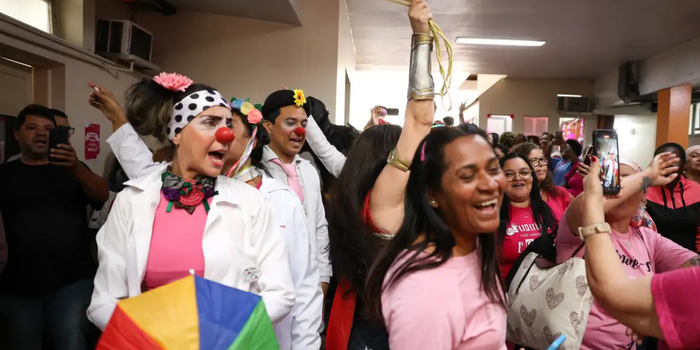 Outubro Rosa alerta para os impactos emocionais após o tratamento do câncer de mama, incluindo medo da recidiva, mudanças no corpo e ansiedade.