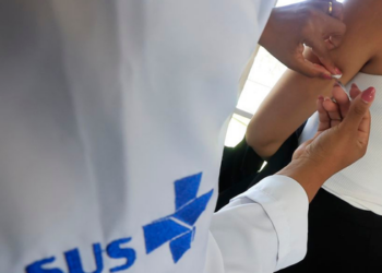 Surto de sarampo nos EUA preocupa autoridades sanitárias. Brasil reforça vacinação e vigilância para manter o certificado de país livre da doença.