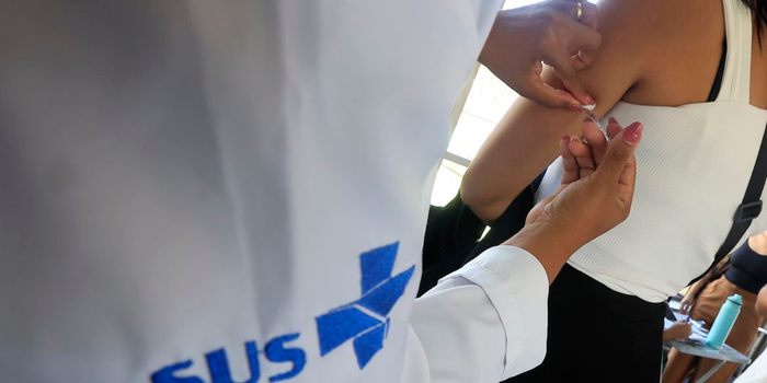 Surto de sarampo nos EUA preocupa autoridades sanitárias. Brasil reforça vacinação e vigilância para manter o certificado de país livre da doença.