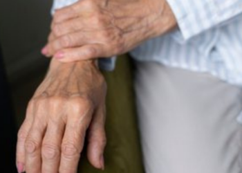Osteoporose é uma doença silenciosa que enfraquece os ossos. Saiba quais são os fatores de risco, os sinais de alerta e as formas de prevenção e tratamento.