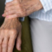 Osteoporose é uma doença silenciosa que enfraquece os ossos. Saiba quais são os fatores de risco, os sinais de alerta e as formas de prevenção e tratamento.