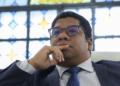 Embaixador de Cuba no Brasil afirma que o país considera real o risco de invasão pelos Estados Unidos e diz que a população está preparada para defender a soberania da ilha.