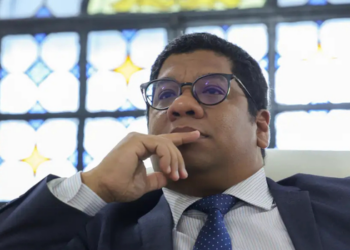 Embaixador de Cuba no Brasil afirma que o país considera real o risco de invasão pelos Estados Unidos e diz que a população está preparada para defender a soberania da ilha.