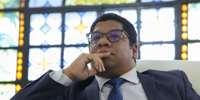 Embaixador de Cuba no Brasil afirma que o país considera real o risco de invasão pelos Estados Unidos e diz que a população está preparada para defender a soberania da ilha.