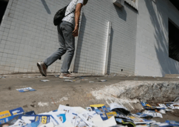 Eleições 2026 têm regras para proteger o voto. Saiba quais são os principais crimes eleitorais, como boca de urna, compra de votos e caixa 2, e veja como denunciar.