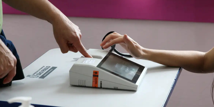 TSE esclarece que a ausência do cadastro biométrico ou falhas na leitura das digitais não impedem a votação, desde que o eleitor apresente a identificação exigida.