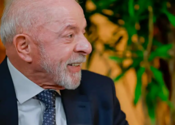 Lula anunciou que entregará ao TSE autorização para abertura de seus sigilos telefônico e bancário e dos cinco filhos, e desafiou Flávio Bolsonaro a fazer o mesmo.