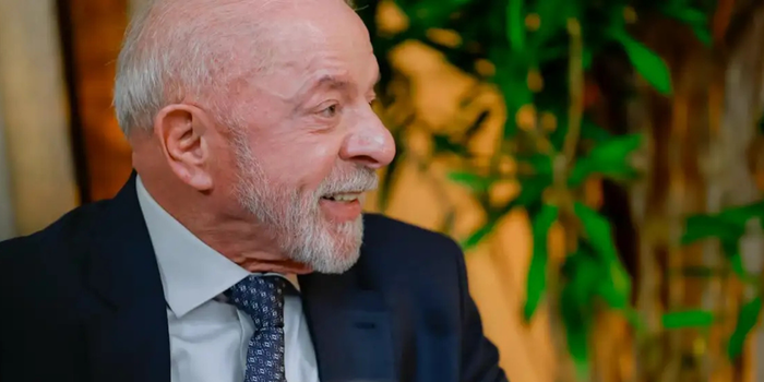 Lula anunciou que entregará ao TSE autorização para abertura de seus sigilos telefônico e bancário e dos cinco filhos, e desafiou Flávio Bolsonaro a fazer o mesmo.