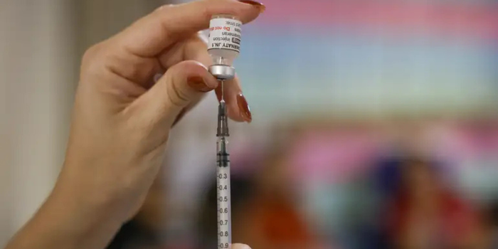 Vacinação infantil contra a covid-19 segue baixa no Brasil. Em 2026, mais de 1,1 mil crianças menores de 14 anos foram hospitalizadas e 25 morreram.