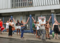 Policial militar é detido por tentar fotografar voto em Três Rios. TRE-RJ registra cinco ocorrências eleitorais, prisão por boca de urna e troca de urnas no estado.