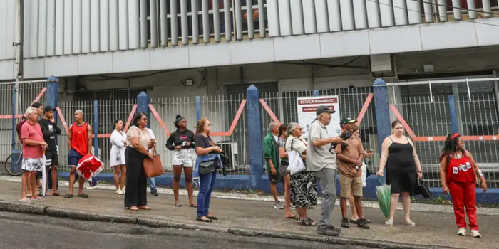 Policial militar é detido por tentar fotografar voto em Três Rios. TRE-RJ registra cinco ocorrências eleitorais, prisão por boca de urna e troca de urnas no estado.