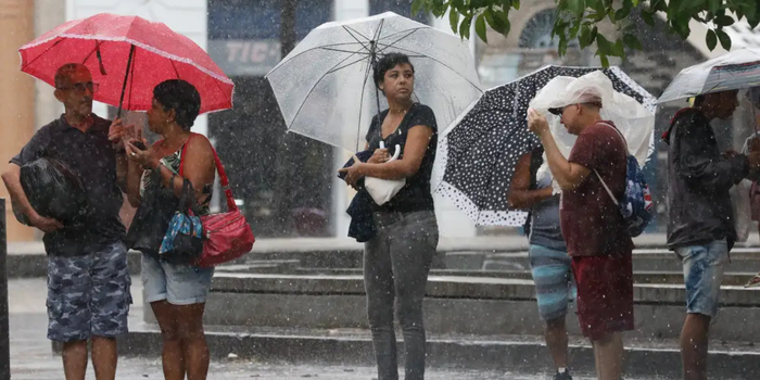 Inmet emite alerta amarelo de chuvas intensas para o Espírito Santo e outros estados neste sábado (31). Confira as áreas atingidas e a previsão para domingo.