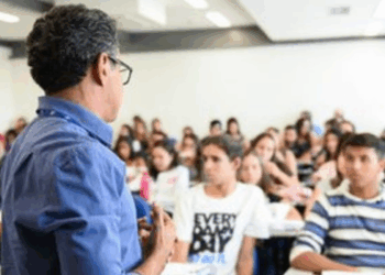 Profissionais da educação vítimas de violência relacionada ao trabalho podem buscar acolhimento, orientação jurídica e apoio de saúde mental por meio de uma rede de universidades federais.