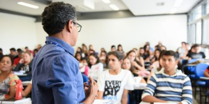 Profissionais da educação vítimas de violência relacionada ao trabalho podem buscar acolhimento, orientação jurídica e apoio de saúde mental por meio de uma rede de universidades federais.