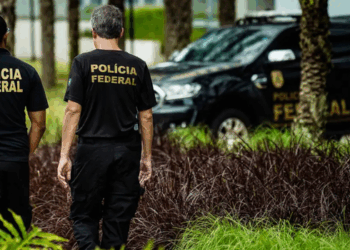 CCJ do Senado conclui votação da PEC da Segurança Pública, que prevê penas mais duras para facções, integração das forças policiais e mudanças no financiamento do setor.