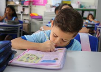MEC lança orientações para oficinas de educação financeira em escolas públicas, com foco em planejamento, consumo consciente, prevenção de golpes e riscos das apostas on-line.
