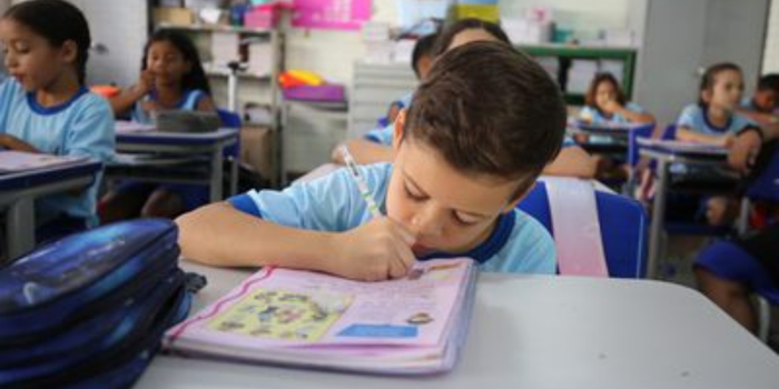 MEC lança orientações para oficinas de educação financeira em escolas públicas, com foco em planejamento, consumo consciente, prevenção de golpes e riscos das apostas on-line.