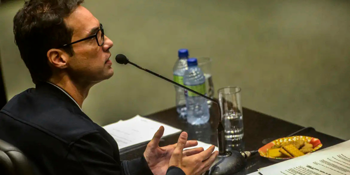 Justiça do Rio intima defesa de Dr. Jairinho a apresentar argumentos contra condenação pela morte de Henry Borel. MP recorre da absolvição de Monique Medeiros.
