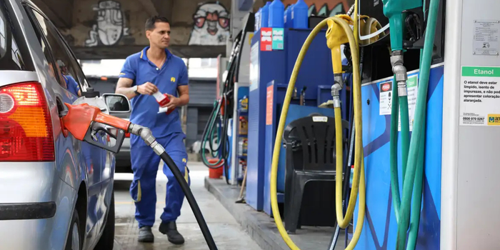 Governo amplia a desoneração de impostos sobre a gasolina e aumenta subsídios ao etanol e ao diesel importado. Medidas temporárias somam R$ 5,2 bilhões em custos estimados.