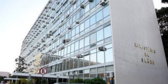Hemobrás e empresa chinesa firmam acordo para ampliar a produção de imunoglobulina no Brasil. Governo também anuncia investimentos em hemocentros e biotecnologia.