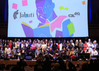 Ruy Castro vence o Livro do Ano no Prêmio Jabuti 2026 com Trincheira tropical, obra sobre os impactos da Segunda Guerra Mundial no Rio de Janeiro.
