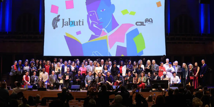 Ruy Castro vence o Livro do Ano no Prêmio Jabuti 2026 com Trincheira tropical, obra sobre os impactos da Segunda Guerra Mundial no Rio de Janeiro.