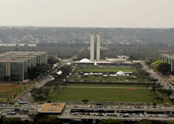Título 1: Governo Central registra superávit de R$ 4,8 bilhões em setembro Subtítulo: Resultado positivo foi impulsionado pelo aumento das receitas com petróleo, Imposto de Renda e devolução de recursos de precatórios cancelados. Meta descrição: Contas do Governo Central registraram superávit de R$ 4,8 bilhões em setembro de 2026, revertendo o déficit de R$ 14,4 bilhões do mesmo mês de 2025. As contas do Governo Central, que reúnem Tesouro Nacional, Previdência Social e Banco Central, registraram superávit primário de R$ 4,8 bilhões em setembro de 2026. O resultado representa uma reversão em relação ao mesmo mês do ano passado, quando foi registrado déficit de R$ 14,4 bilhões. Os dados foram divulgados nesta quinta-feira (29) pela Secretaria do Tesouro Nacional. O desempenho foi favorecido pelo crescimento das receitas públicas, que aumentaram 13,6% acima da inflação na comparação anual, com acréscimo de R$ 24,6 bilhões. No mesmo período, as despesas cresceram 2,4%, o equivalente a R$ 4,7 bilhões. Entre os principais fatores que contribuíram para o resultado estão a arrecadação com petróleo, o Imposto de Renda e a devolução à União de recursos de precatórios de exercícios anteriores cancelados pelo Poder Judiciário. As receitas provenientes da exploração de recursos naturais tiveram alta real de R$ 5,7 bilhões, um avanço de 71,9%. Segundo o Tesouro Nacional, o resultado reflete a valorização internacional do petróleo, o aumento da produção e a comercialização de petróleo e gás pertencentes à União pela Pré-Sal Petróleo (PPSA). O imposto de exportação sobre óleo bruto também contribuiu para a arrecadação, com R$ 2,9 bilhões em setembro. Outro destaque foi o crescimento de R$ 12,8 bilhões, em termos reais, nas demais receitas não administradas, impulsionado principalmente pela devolução de valores referentes a precatórios cancelados. A arrecadação do Imposto de Renda também apresentou desempenho positivo, com aumento real de R$ 7,3 bilhões, puxado sobretudo pelos pagamentos do Imposto de Renda da Pessoa Jurídica. Pelo lado das despesas, os créditos extraordinários aumentaram R$ 9,9 bilhões, com a maior parte dos recursos destinada a medidas para reduzir os efeitos econômicos da guerra no Oriente Médio. Desse total, R$ 7,6 bilhões foram utilizados em subvenções econômicas para a produção e a importação de diesel e derivados de petróleo, buscando amenizar os impactos do cenário internacional sobre o mercado de combustíveis. Os gastos com benefícios previdenciários também cresceram, com aumento real de R$ 2,1 bilhões. A elevação está relacionada ao maior número de beneficiários do Regime Geral de Previdência Social (RGPS) e à política de valorização real do salário mínimo. Em contrapartida, as despesas discricionárias, que incluem gastos sujeitos a decisões administrativas do governo, registraram queda real de R$ 8,4 bilhões, ajudando a compensar parte do aumento das despesas obrigatórias e extraordinárias. Apesar do superávit registrado em setembro, o resultado acumulado do ano continua negativo. Entre janeiro e setembro de 2026, o Governo Central apresentou déficit primário de R$ 90,2 bilhões, abaixo dos R$ 100,3 bilhões registrados no mesmo período de 2025. Os números mostram uma redução do saldo negativo em relação ao ano anterior, embora as contas públicas ainda permaneçam no vermelho. O balanço também evidencia a influência do cenário internacional sobre as finanças públicas brasileiras. A valorização do petróleo contribuiu para ampliar as receitas, enquanto os efeitos econômicos da guerra no Oriente Médio exigiram gastos adicionais para apoiar a produção e a importação de combustíveis. O desafio do governo é manter o equilíbrio entre a arrecadação, as despesas públicas e as medidas necessárias para reduzir os impactos econômicos sobre a população e os setores produtivos. Hashtags: #GovernoCentral, #ContasPúblicas, #SuperávitPrimário, #EconomiaBrasileira, #TesouroNacional, #ArrecadaçãoFederal, #Petróleo, #ImpostoDeRenda, #PrevidênciaSocial, #FinançasPúblicas, #Economia, #Brasil Corrigir o título para incluir 2026Remover a conclusão opinativa sobre o governo