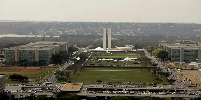 Título 1: Governo Central registra superávit de R$ 4,8 bilhões em setembro Subtítulo: Resultado positivo foi impulsionado pelo aumento das receitas com petróleo, Imposto de Renda e devolução de recursos de precatórios cancelados. Meta descrição: Contas do Governo Central registraram superávit de R$ 4,8 bilhões em setembro de 2026, revertendo o déficit de R$ 14,4 bilhões do mesmo mês de 2025. As contas do Governo Central, que reúnem Tesouro Nacional, Previdência Social e Banco Central, registraram superávit primário de R$ 4,8 bilhões em setembro de 2026. O resultado representa uma reversão em relação ao mesmo mês do ano passado, quando foi registrado déficit de R$ 14,4 bilhões. Os dados foram divulgados nesta quinta-feira (29) pela Secretaria do Tesouro Nacional. O desempenho foi favorecido pelo crescimento das receitas públicas, que aumentaram 13,6% acima da inflação na comparação anual, com acréscimo de R$ 24,6 bilhões. No mesmo período, as despesas cresceram 2,4%, o equivalente a R$ 4,7 bilhões. Entre os principais fatores que contribuíram para o resultado estão a arrecadação com petróleo, o Imposto de Renda e a devolução à União de recursos de precatórios de exercícios anteriores cancelados pelo Poder Judiciário. As receitas provenientes da exploração de recursos naturais tiveram alta real de R$ 5,7 bilhões, um avanço de 71,9%. Segundo o Tesouro Nacional, o resultado reflete a valorização internacional do petróleo, o aumento da produção e a comercialização de petróleo e gás pertencentes à União pela Pré-Sal Petróleo (PPSA). O imposto de exportação sobre óleo bruto também contribuiu para a arrecadação, com R$ 2,9 bilhões em setembro. Outro destaque foi o crescimento de R$ 12,8 bilhões, em termos reais, nas demais receitas não administradas, impulsionado principalmente pela devolução de valores referentes a precatórios cancelados. A arrecadação do Imposto de Renda também apresentou desempenho positivo, com aumento real de R$ 7,3 bilhões, puxado sobretudo pelos pagamentos do Imposto de Renda da Pessoa Jurídica. Pelo lado das despesas, os créditos extraordinários aumentaram R$ 9,9 bilhões, com a maior parte dos recursos destinada a medidas para reduzir os efeitos econômicos da guerra no Oriente Médio. Desse total, R$ 7,6 bilhões foram utilizados em subvenções econômicas para a produção e a importação de diesel e derivados de petróleo, buscando amenizar os impactos do cenário internacional sobre o mercado de combustíveis. Os gastos com benefícios previdenciários também cresceram, com aumento real de R$ 2,1 bilhões. A elevação está relacionada ao maior número de beneficiários do Regime Geral de Previdência Social (RGPS) e à política de valorização real do salário mínimo. Em contrapartida, as despesas discricionárias, que incluem gastos sujeitos a decisões administrativas do governo, registraram queda real de R$ 8,4 bilhões, ajudando a compensar parte do aumento das despesas obrigatórias e extraordinárias. Apesar do superávit registrado em setembro, o resultado acumulado do ano continua negativo. Entre janeiro e setembro de 2026, o Governo Central apresentou déficit primário de R$ 90,2 bilhões, abaixo dos R$ 100,3 bilhões registrados no mesmo período de 2025. Os números mostram uma redução do saldo negativo em relação ao ano anterior, embora as contas públicas ainda permaneçam no vermelho. O balanço também evidencia a influência do cenário internacional sobre as finanças públicas brasileiras. A valorização do petróleo contribuiu para ampliar as receitas, enquanto os efeitos econômicos da guerra no Oriente Médio exigiram gastos adicionais para apoiar a produção e a importação de combustíveis. O desafio do governo é manter o equilíbrio entre a arrecadação, as despesas públicas e as medidas necessárias para reduzir os impactos econômicos sobre a população e os setores produtivos. Hashtags: #GovernoCentral, #ContasPúblicas, #SuperávitPrimário, #EconomiaBrasileira, #TesouroNacional, #ArrecadaçãoFederal, #Petróleo, #ImpostoDeRenda, #PrevidênciaSocial, #FinançasPúblicas, #Economia, #Brasil Corrigir o título para incluir 2026Remover a conclusão opinativa sobre o governo