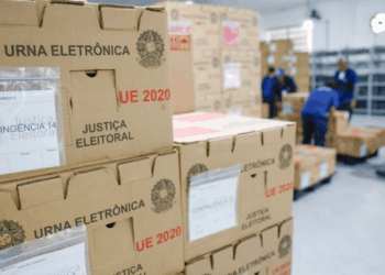 Mais de 560 mil urnas eletrônicas são distribuídas para as Eleições 2026. Justiça Eleitoral realiza zerésima e auditorias antes do primeiro turno.