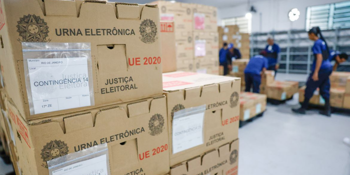 Mais de 560 mil urnas eletrônicas são distribuídas para as Eleições 2026. Justiça Eleitoral realiza zerésima e auditorias antes do primeiro turno.
