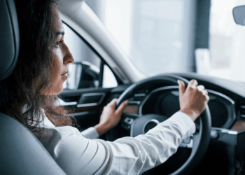 Nova lei no Espírito Santo cria a campanha “Mulher no Volante Segurança Constante” para combater preconceito, assédio e violência contra mulheres no trânsito.
