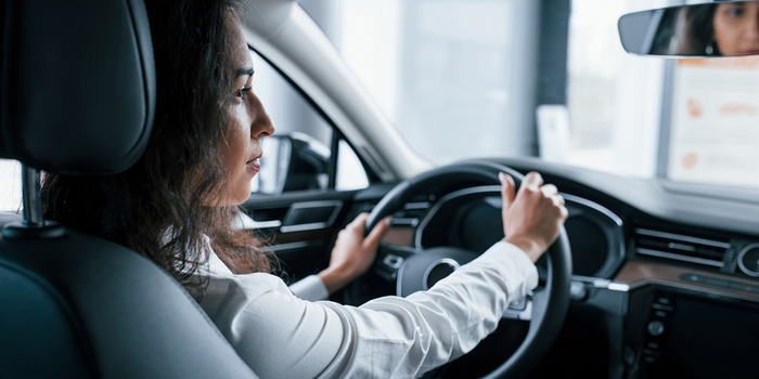 Nova lei no Espírito Santo cria a campanha “Mulher no Volante Segurança Constante” para combater preconceito, assédio e violência contra mulheres no trânsito.
