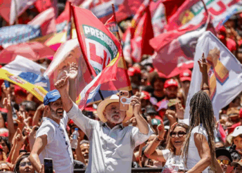 Lula defende o fim da escala 6x1 em ato de campanha em Ceilândia, no Distrito Federal. Presidente também aborda soberania nacional e eleições.