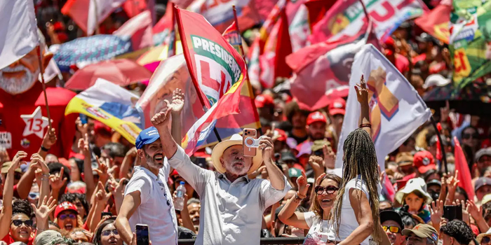 Lula defende o fim da escala 6x1 em ato de campanha em Ceilândia, no Distrito Federal. Presidente também aborda soberania nacional e eleições.