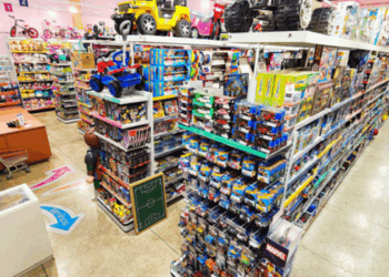 Pesquisa do Procon Vitória revela diferenças de até 210,70% nos preços de presentes para o Dia das Crianças. Confira os produtos e dicas para economizar.
