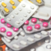 Anvisa determina a apreensão de dois lotes do medicamento Keytruda, usado no tratamento de diversos tipos de câncer, após suspeita de falsificação.