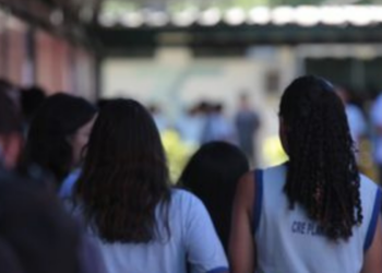 Mais de 5 milhões de pessoas têm inscrição confirmada no Enem 2026. Mulheres são 63,98% dos participantes, e as provas acontecem em novembro.