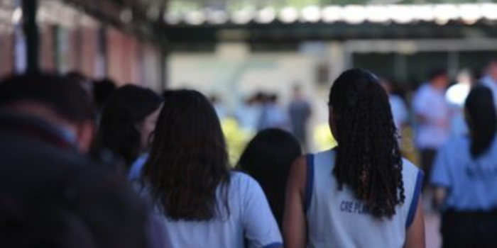 Mais de 5 milhões de pessoas têm inscrição confirmada no Enem 2026. Mulheres são 63,98% dos participantes, e as provas acontecem em novembro.