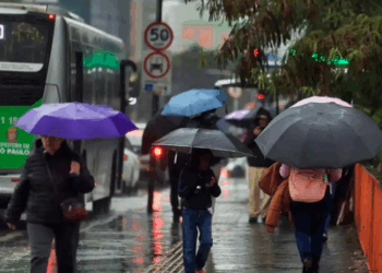 Defesa Civil prevê chuva forte em São Paulo no domingo das eleições, com possibilidade de raios, ventos intensos e alagamentos em algumas áreas.