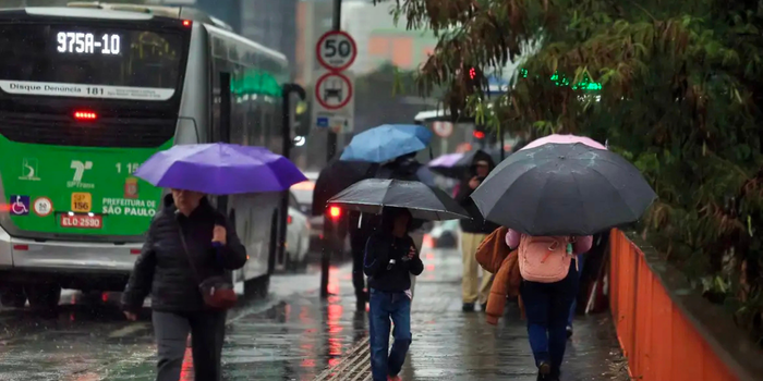 Defesa Civil prevê chuva forte em São Paulo no domingo das eleições, com possibilidade de raios, ventos intensos e alagamentos em algumas áreas.