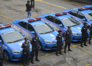 Polícia Militar do Rio amplia Patrulha Maria da Penha com 24 agentes e seis viaturas blindadas para reforçar a proteção de mulheres vítimas de violência doméstica.