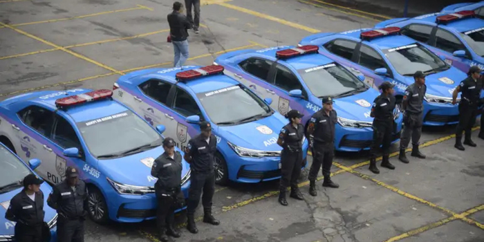 Polícia Militar do Rio amplia Patrulha Maria da Penha com 24 agentes e seis viaturas blindadas para reforçar a proteção de mulheres vítimas de violência doméstica.