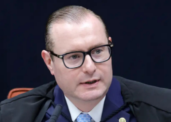 Ministro Cristiano Zanin é sorteado para relatar ação do PSD no STF que questiona a eleição de Douglas Ruas para o governo do Rio de Janeiro no primeiro turno.