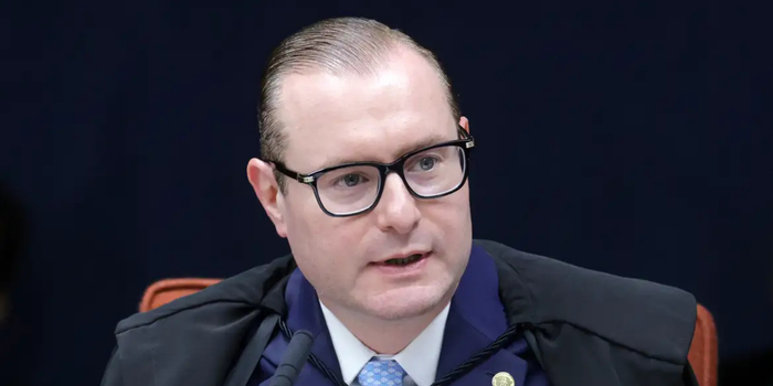 Ministro Cristiano Zanin é sorteado para relatar ação do PSD no STF que questiona a eleição de Douglas Ruas para o governo do Rio de Janeiro no primeiro turno.