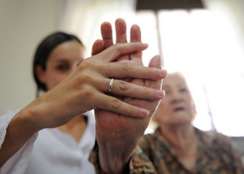 Nova lei no Espírito Santo amplia os direitos das pessoas com fibromialgia, com carteira de identificação, atendimento prioritário e possibilidade de passe livre intermunicipal conforme critérios legais.