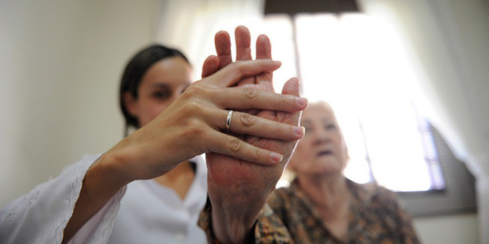 Nova lei no Espírito Santo amplia os direitos das pessoas com fibromialgia, com carteira de identificação, atendimento prioritário e possibilidade de passe livre intermunicipal conforme critérios legais.