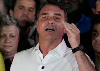 Flávio Bolsonaro enfrenta dois inquéritos no STF, que investigam suspeitas de corrupção, lavagem de dinheiro e movimentações financeiras.
