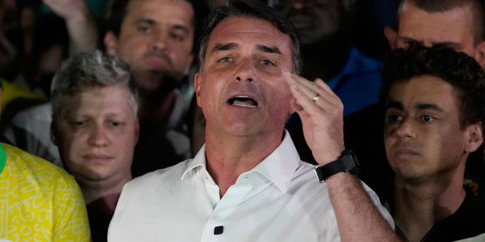 Flávio Bolsonaro enfrenta dois inquéritos no STF, que investigam suspeitas de corrupção, lavagem de dinheiro e movimentações financeiras.