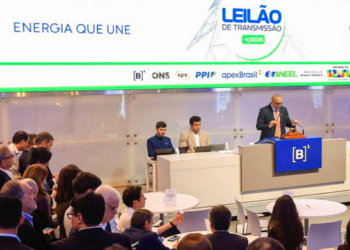Aneel realiza último leilão de transmissão de energia de 2026, com R$ 8,9 bilhões em investimentos, oito lotes e previsão de 20,3 mil empregos.