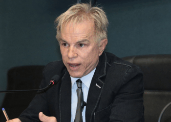 Projeto de Sergio Meneguelli propõe entrega gratuita de medicamentos de uso contínuo em domicílio para idosos, pessoas com deficiência e pacientes com doenças crônicas no Espírito Santo.